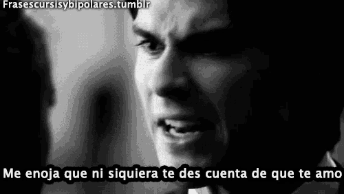 a black and white photo of a man with the words me enoja que ni siquiera te des cuenta de que te amo below him
