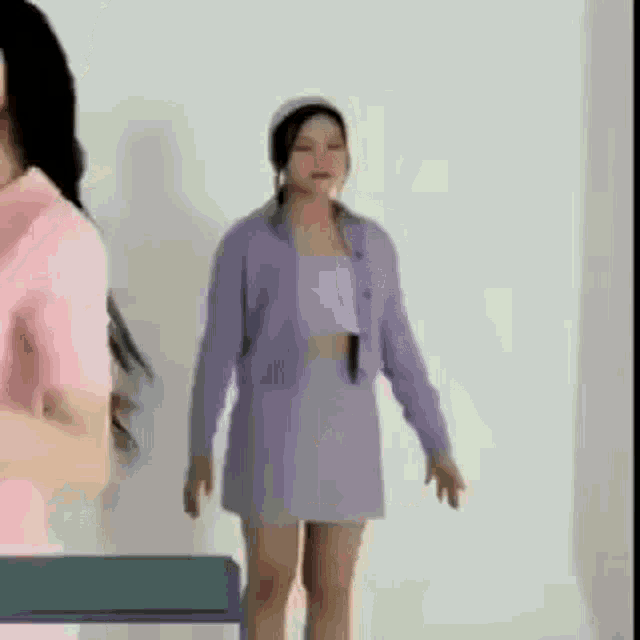Umji Reaction Yewon Reaction GIF - Umji Reaction Yewon Reaction Umji Standing GIFs