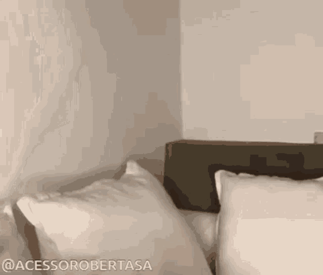 a person is laying on a bed with the words @acessorobertasa on the bottom right