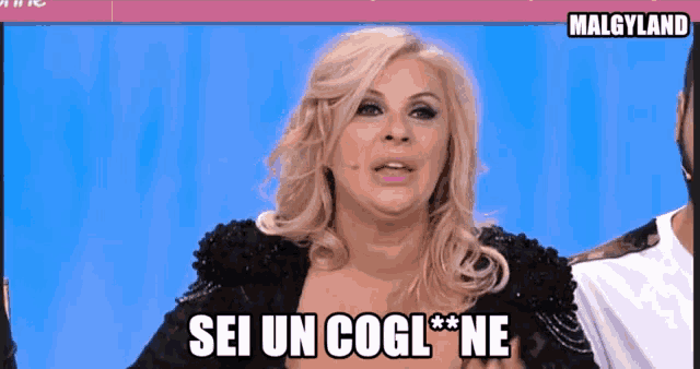 a woman says sei un cogl ne on a screen