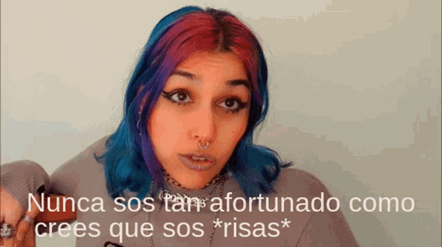 a girl with blue and red hair says nunca sos tan afortunado como crees que sos risas *