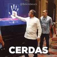 a man standing in front of a screen that says cerdas on it