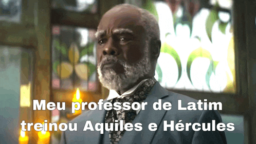 a man in a suit and tie with the words meu professor de latim treinou aquiles e hercules written below him