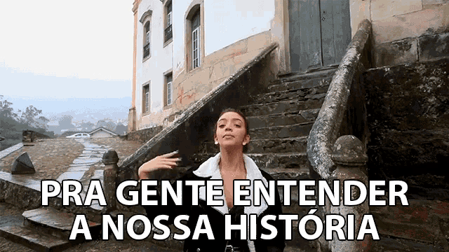 a woman stands on a set of stairs with the words pra gente entender a nossa historia written below her