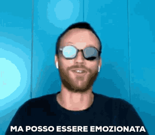 a man wearing sunglasses and a black shirt says ma posso essere emocionata