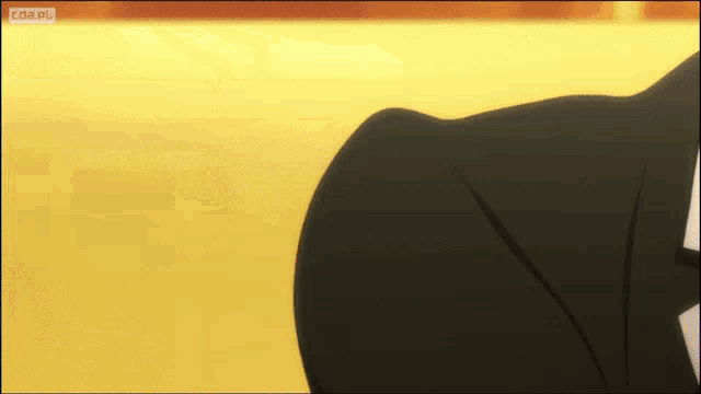 a close up of a person 's torso with a yellow background and a screen that says cda.pl