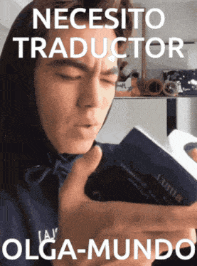 a man in a hoodie is reading a book with the words necesito traductor olga-mundo on the bottom
