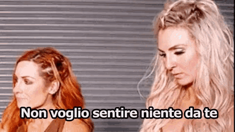 two women standing next to each other with the words non voglio sentire niente da te