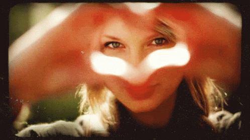 Heart Taylor Swift GIF - Heart Taylor Swift Happy GIFs