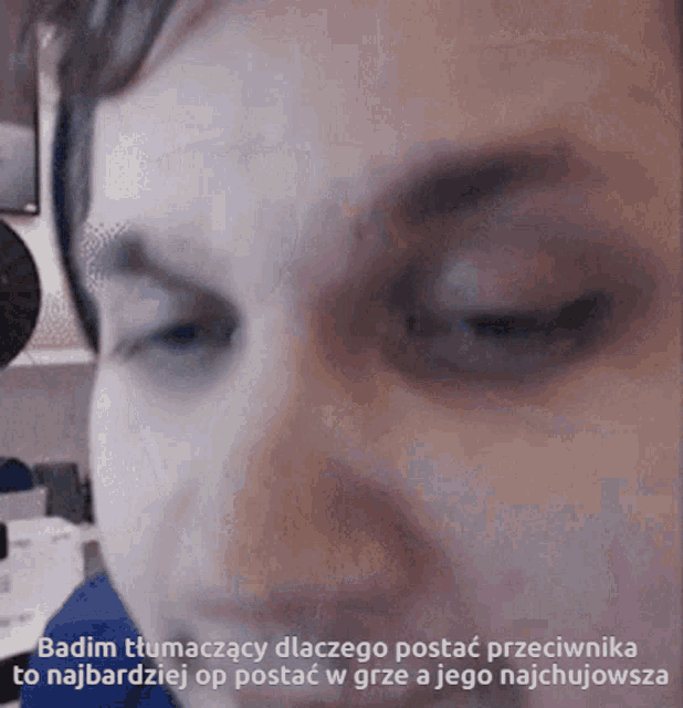 a close up of a man 's face with a caption that says badim tumaczacy dlaczego postac przeciwnika