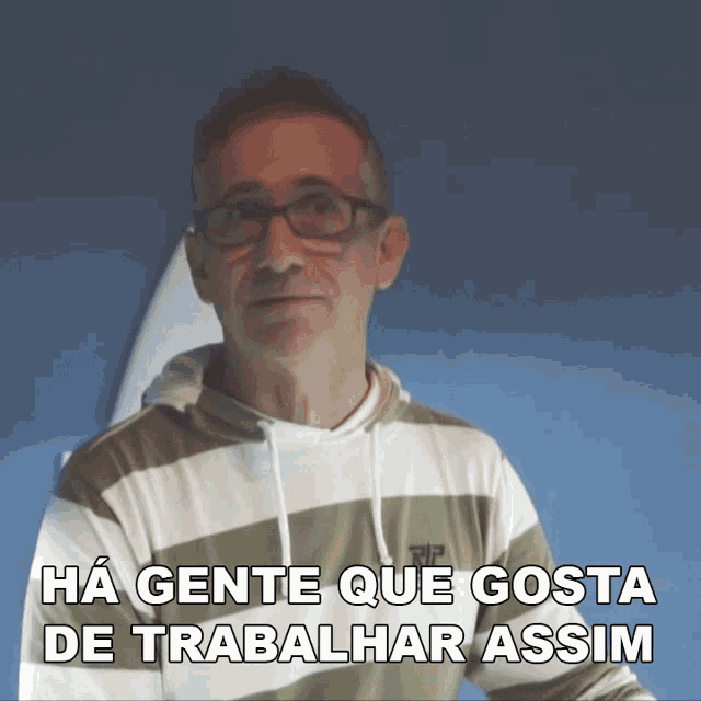 a man wearing glasses and a striped shirt with the words " ha gente que gosta de trabalhar assim " below him