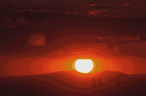 a picture of a sunset with the website www.micamara.net yoan visible