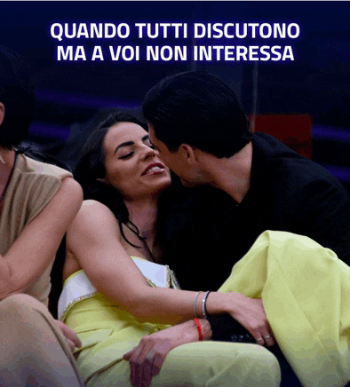 a man kissing a woman on the cheek with the words quando tutti discutono ma a voi non interessa above them