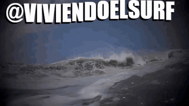 a picture of a wave with the words @viviendoelsurf written above it