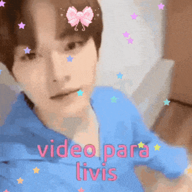 a man in a blue shirt is surrounded by pink stars and the words video para livis