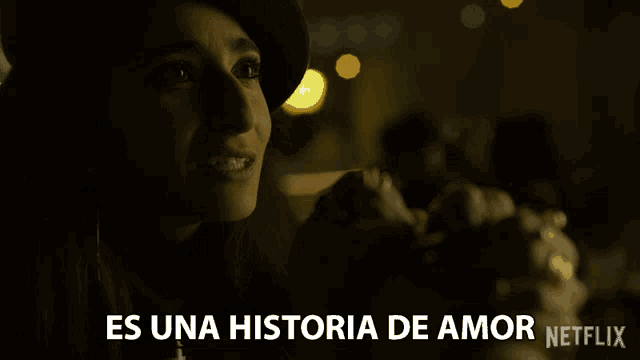 a woman in a dark room with the words es una historia de amor netflix on the bottom