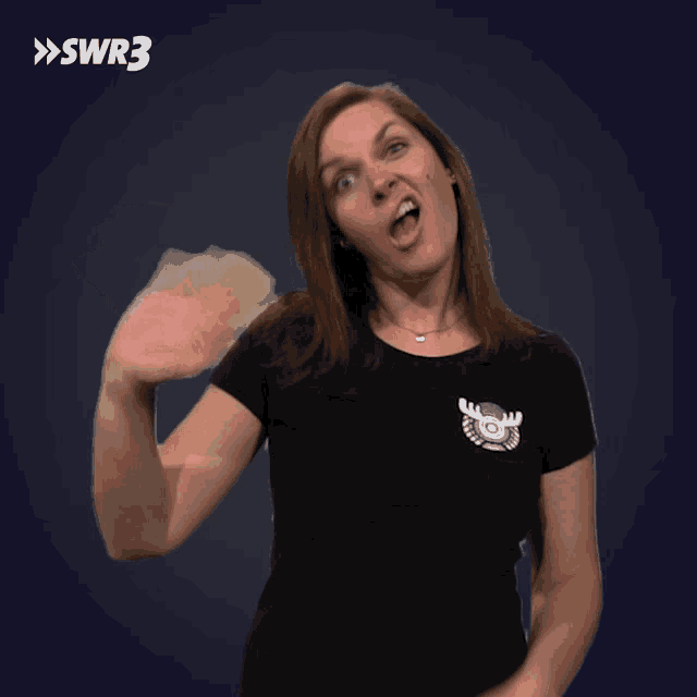 a woman is making a funny face in front of a blue background with swr3 on it
