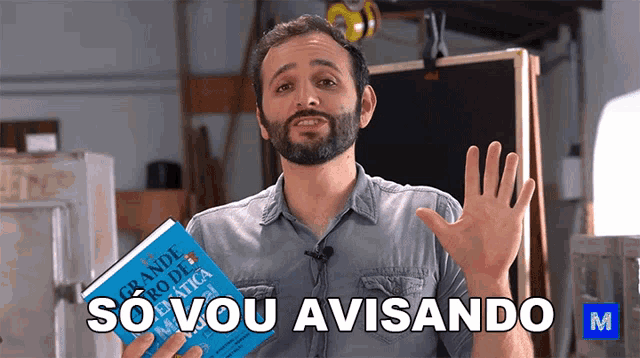 a man holding a book that says " so vou avisando "