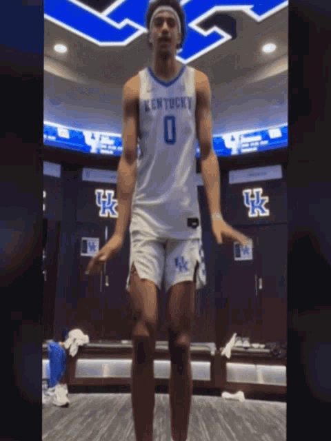 a kentucky basketball player wearing a number 0 jersey