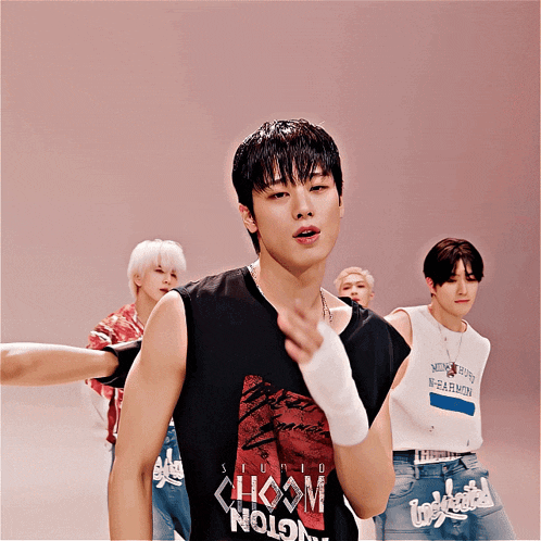 a man wearing a black shirt that says ' studio hoom ' on it