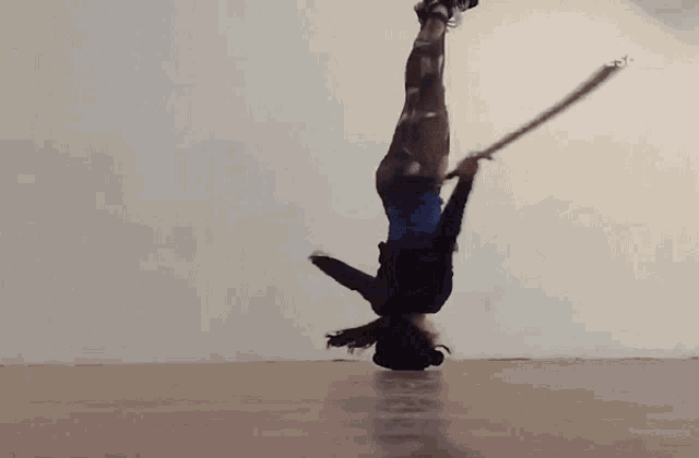 Head Stand Spinning GIF - Head Stand Spinning Balance GIFs