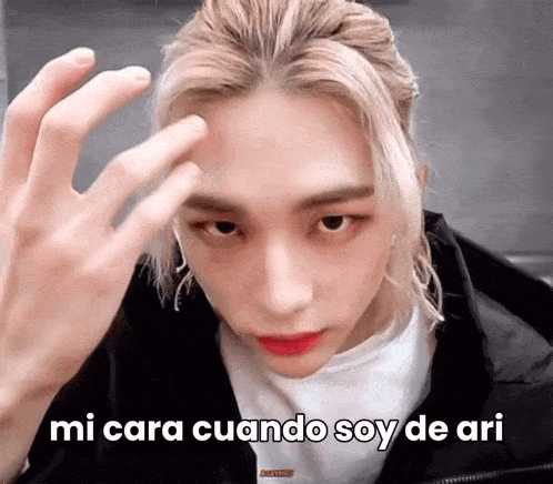 a close up of a person 's face with a caption that says ' mi cara cuando soy de ari '