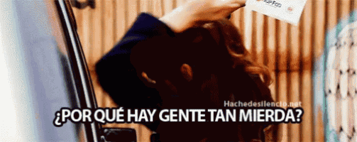 a woman holding a piece of paper over her head with the words por que hay gente tan mierda below her