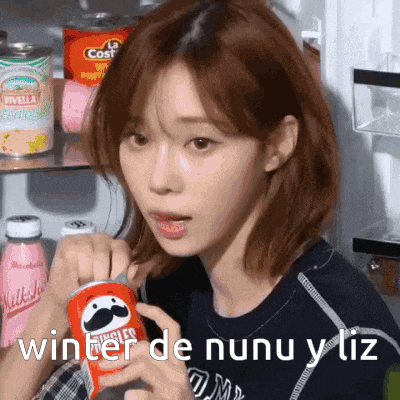 a woman is holding a can of pringles and the words winter de nunu y liz are above her