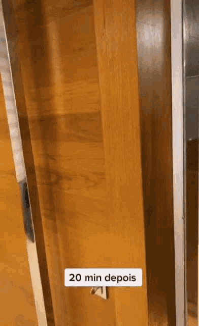a wooden door with the words `` 20 min depois '' written on it .