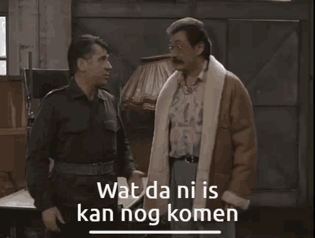 two men standing next to each other with the words wat da ni is kan nog komen written on the bottom