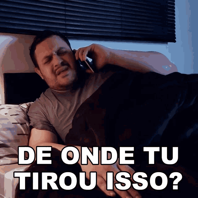 a man laying in bed talking on a cell phone with the words de onde tu tirou isso written below him