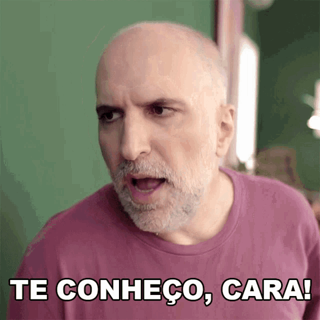 a bald man with a beard is wearing a pink shirt and says " te conhece cara "