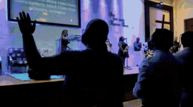 a group of people are standing in front of a screen that says santo espírito