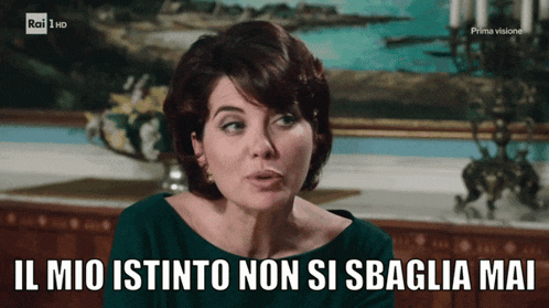 a woman in a green dress says il mio istinto non si sbagla mai