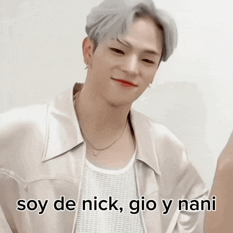 a man with gray hair is smiling and says soy de nick