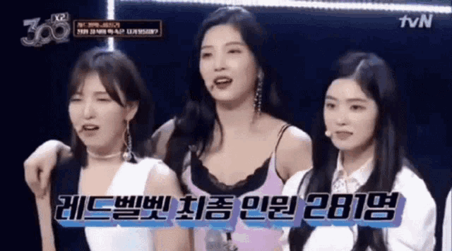 a group of three women standing next to each other on a stage with a tvn logo in the background
