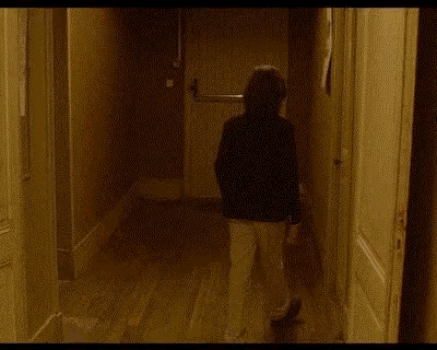 a young boy is standing in front of a door with the words ne me deçois pas .