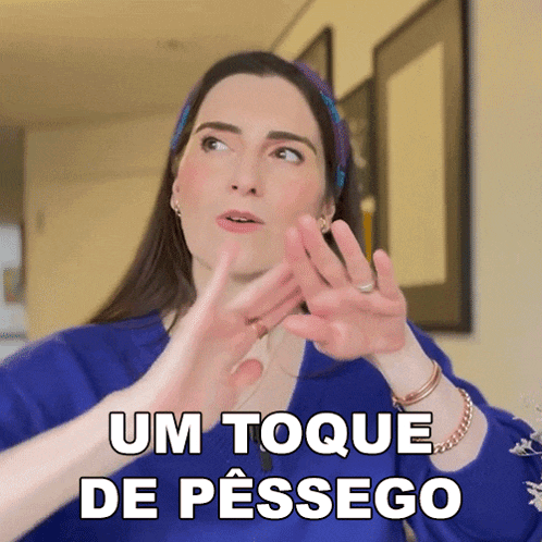 a woman in a blue sweater says um toque de pesseg