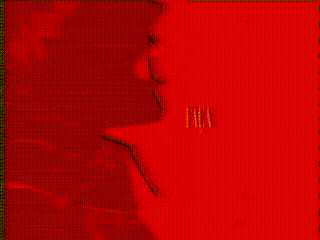 a red and black box with the word que on it