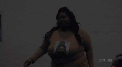 a woman wearing a shirt that says zeusa