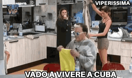 a woman is holding a towel over a man 's head while another woman looks on and says " viperissima "