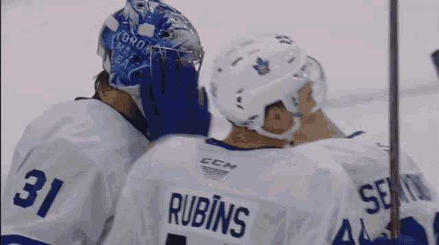 a hockey player with the number 21 on his jersey