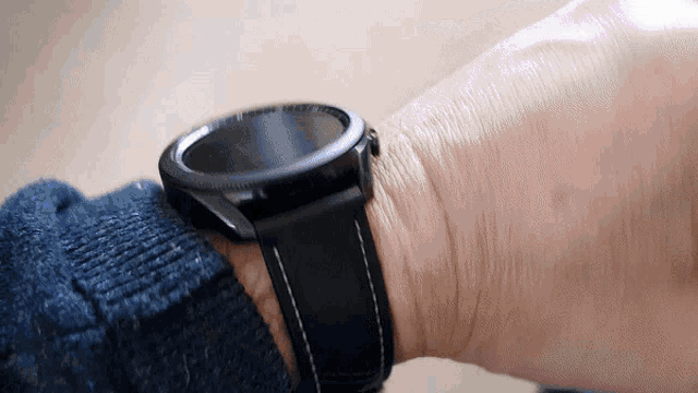a person wearing a watch on their wrist that says ' samsung ' on it