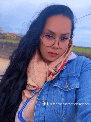 a woman wearing glasses and a scarf has the hashtag @fadasensataofficialagence on the bottom right