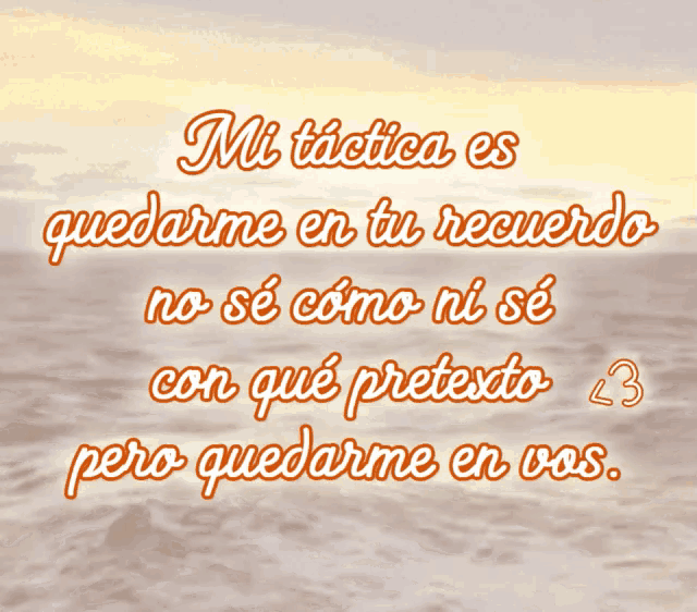 a picture of the ocean with the words mi tactica es quedarme en tu recuerdo on it