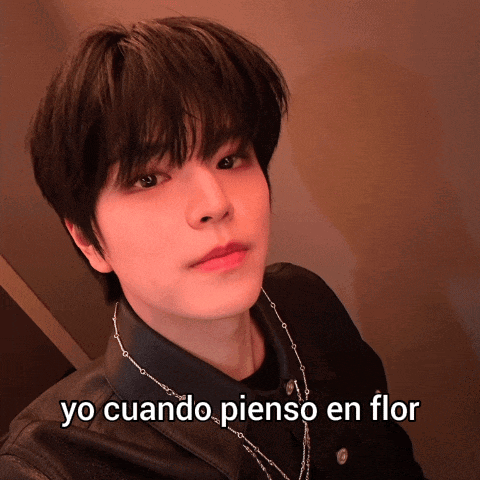 a close up of a person 's face with the words yo cuando pienso en flor written below it