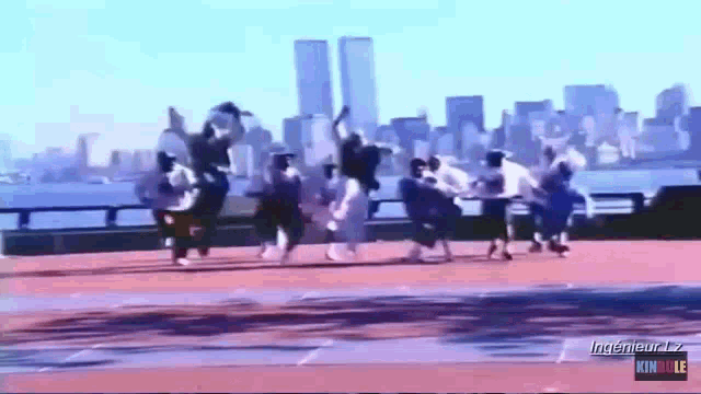 a group of people are running in front of a city skyline and the words ingenieur are on the bottom left