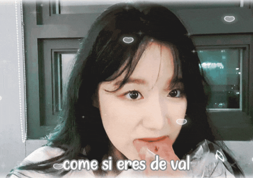 a girl with her tongue sticking out and the words come si eres de val above her