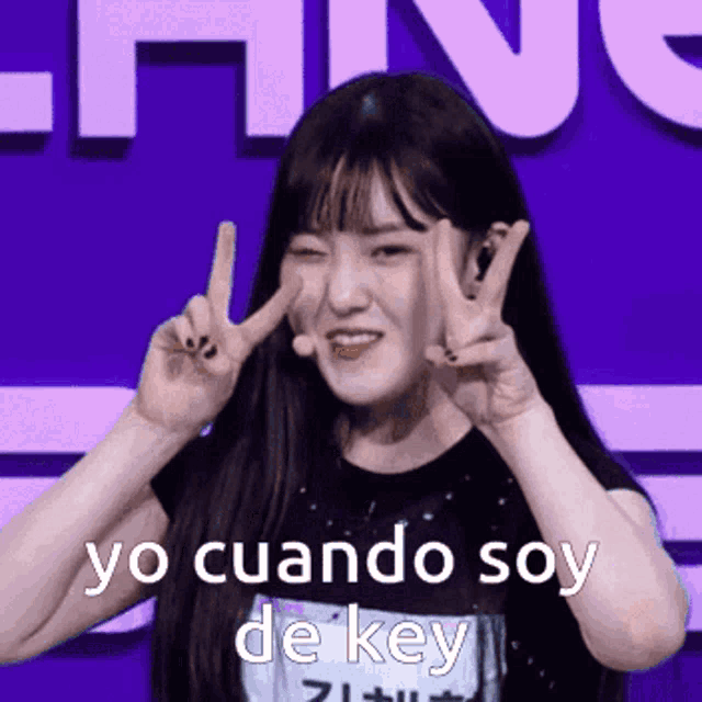 a woman making a peace sign with the words yo cuando soy de key written below her