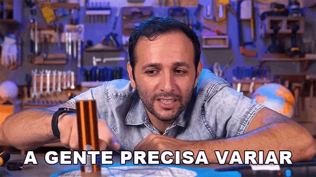 a man laying on a table with the words " a gente precisa variar " behind him